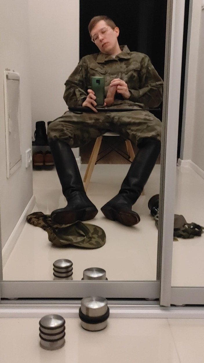 Gayfucker25: Soldado se masturba en Military Officers 2