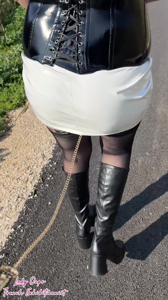 Lady Oups: Passeio Ao Ar Livre Com Um Vestido De Látex Com...