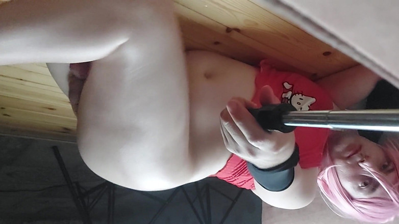 Kitty_Cross: Femboy -modellen gnuggar oljan långsamt, höfterna svänger med ren värme