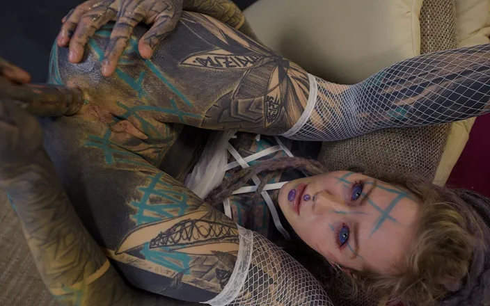 Z-Filmz: Anuskatzz Gets a Stainless Steel Dildo to Shove up Her...