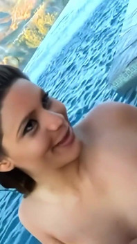 Pár nadržených lesbiček si navzájem líže kundičky u bazénu