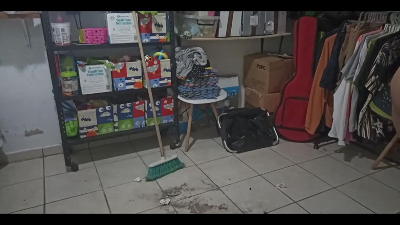 Karmicoxv: Madrasta sexy limpa o quarto em uma tanga e se...