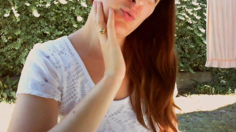 Nicoletta Embassi: Čůrání na zahradě