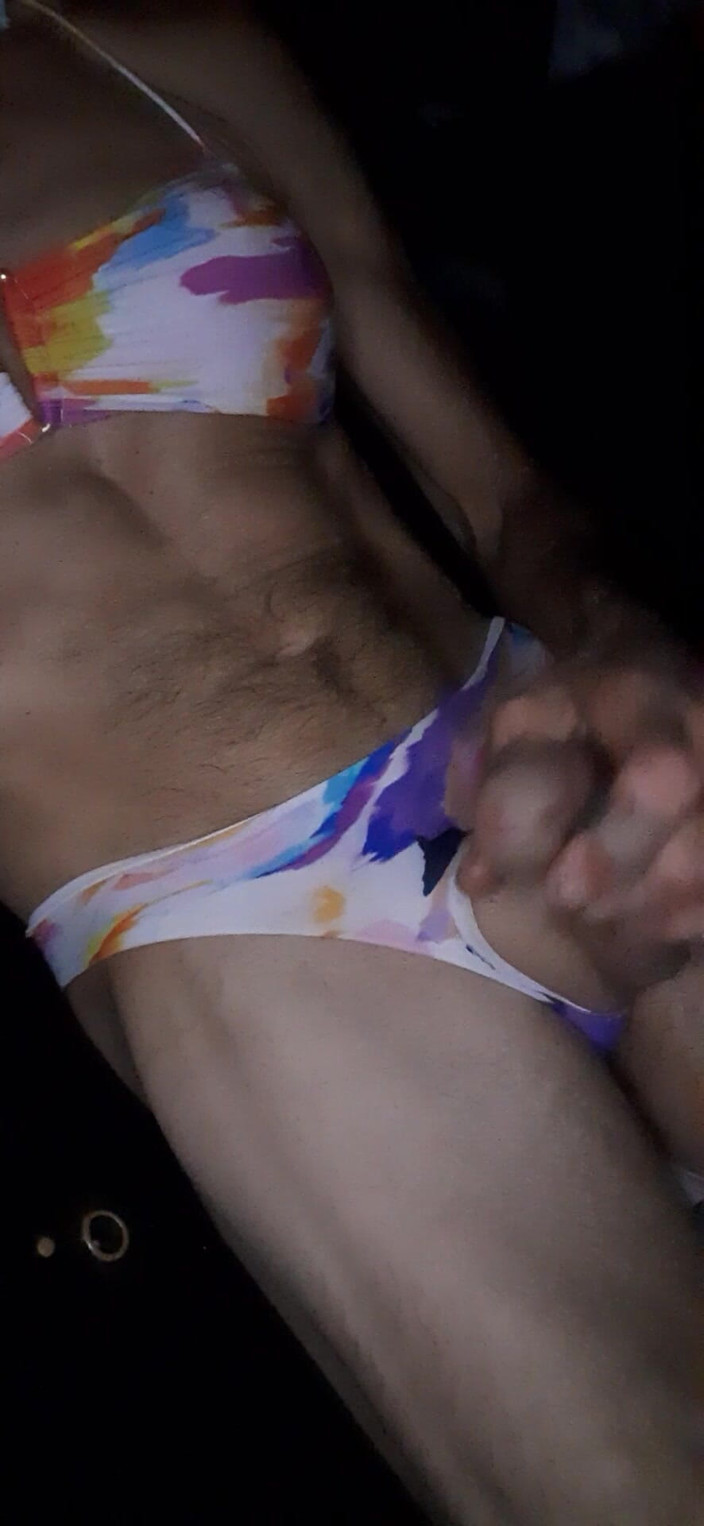 Crossdressers Cd Michelle wearing sexy lingerie: Cdmichelle ubrany w kolorowe stroje kąpielowe