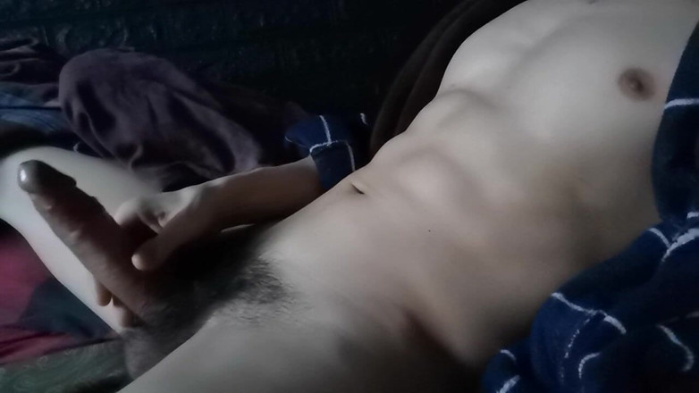 SEXY_GUYBEST: Štíhlý sexy chlap si honí svého velkého ptáka v očekávání...
