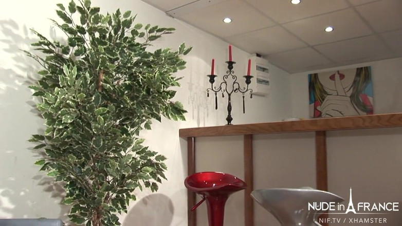 Nude in France: İki yaramaz Fransız olgun kız arkadaş şanslı bir bar ihalesiyle götlerini...