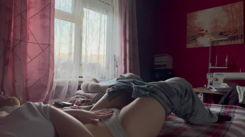 Naughty Vixen: Yaramaz kız sıkılıyor ve mastürbasyona başlıyor