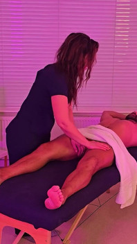 마사지사는 그녀의 스와핑 라이프 스타일에 대해 열립니다