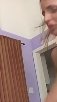 Jenna Doll tem peitos grandes e suculentos que ela lubrifica enquanto fode um pau grande