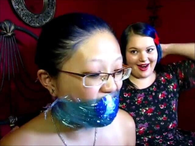 Selfgags classic: Küçük Mina'ya kendini öğürme sanatını öğretiyor!