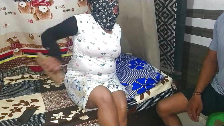 Kajal_pro: Kajal bhabhi，渴望鸡巴，从按摩男孩和屁股得到按摩