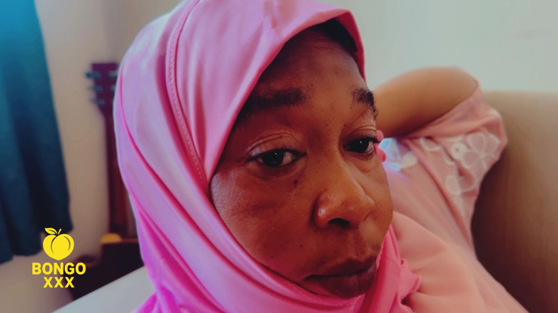 BongoXXX: Beautiful Mature British Hijab Muslim MILF Can Handle a BBC