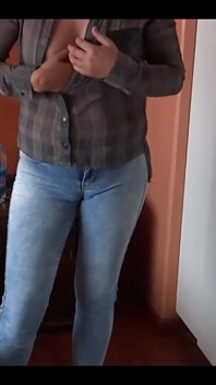 Im stehen, fange ich an, meine muschi zu berühren und beobachtet, wie sie vor mir wichsen