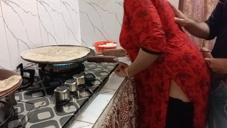 QueenbeautyQB: 印度继母在厨房的性爱视频