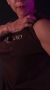 POV: Dia menyerah kepada lengan saya yang berurat