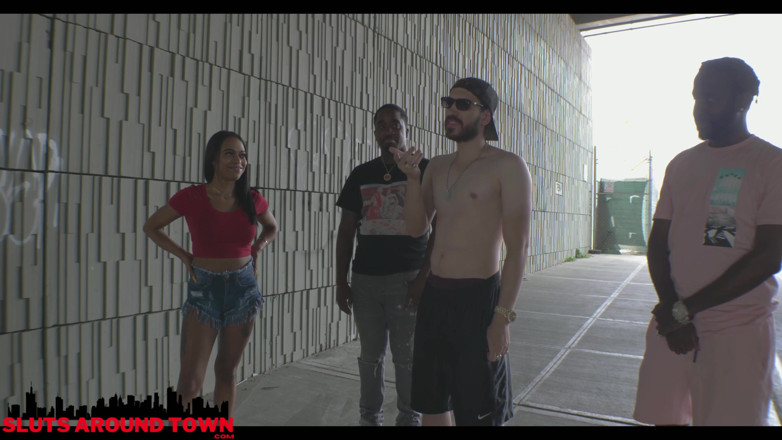 Sluts Around Town: Bitevní rapper ponížen a zahýbá
