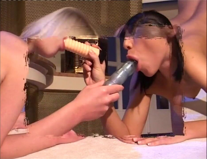 XTime Vod: Lesbiche molto calde penetrate con un dildo