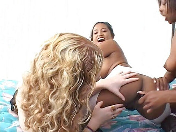 Girl on Girl: 三つのレズビアンの女の子は、ベッドでお互いの陰部を吸うとディルド