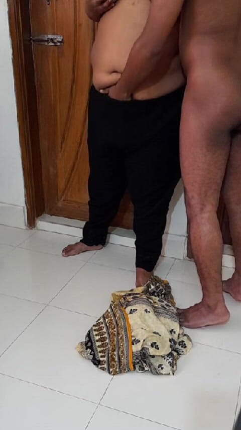 Aria Mia: 在酒店自慰被抓包