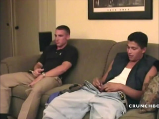 Latino Fucker: Doi băieți latino atât de sexy, curioși, arată pula și compară...
