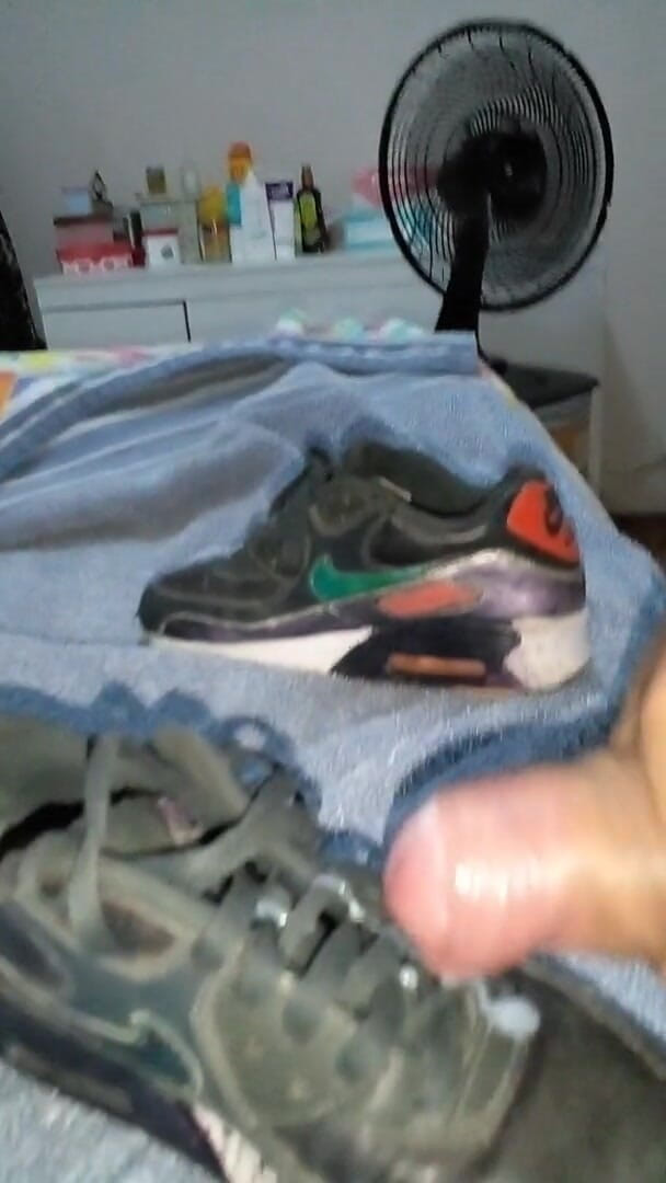 Sneakerfetish_BR: Sneaker knulla och sperma på min gamla air max