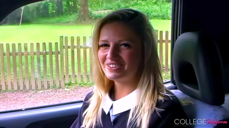 College Uniform: 面试 2 以米莉·赫德兰为特色