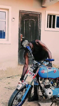 Sexy Petite Biker Vera Seduce Bollocks BBC Para Follar En Tour De Moto