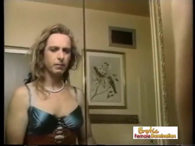 Erotic Female Domination: Dominação feminina e crossdressers em orgia hardcore