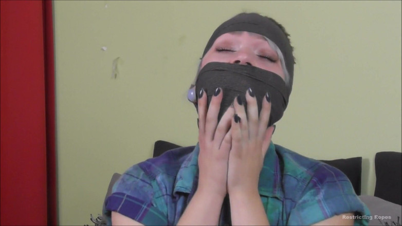 Restricting Ropes: Nylonstrümpfe in ihren mund legen