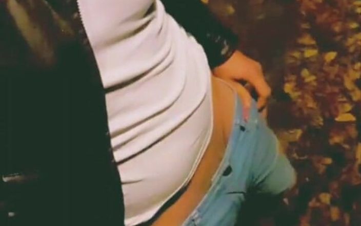 Slutboyben: Slutboyben Cam4 Curvă nimfomană Cumzzz pe Skinny Jeans în public