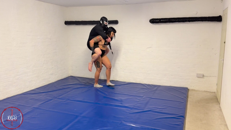 She Wrestle: Elevador e transporte e Calve levanta com homem patético