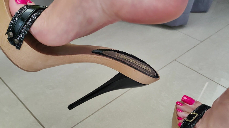 Goddess Lena: 高跟鞋 Brainfuck 直对着你的脸