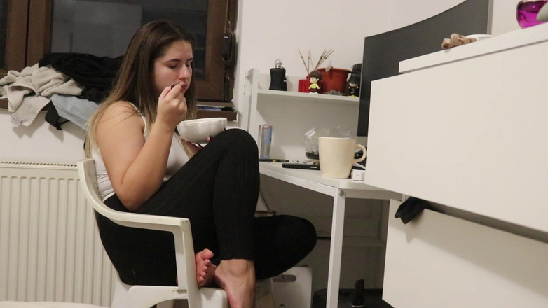 NipsAndStrips: Prdění při jídle v mém stole