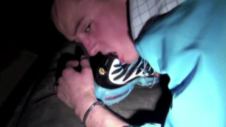 Sneaker Sex Kinky: Ponížení tenisky v diskrétně sklepě