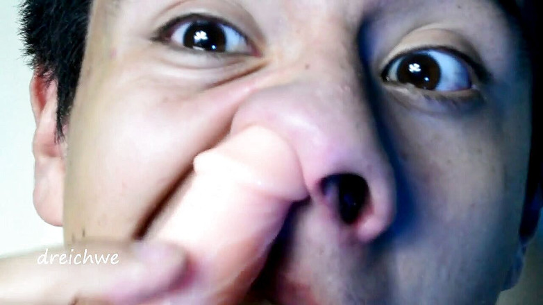 Dreichwe: नाक में डिल्डो