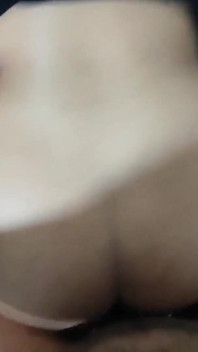 Brunette panas akut iran memberi seorang pria blowjob di rumah. Pasangan amatir