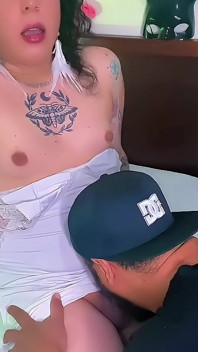 Verheiratete nachbarin lutscht den schwanz des trans-mädchens emma Ink und bringt sie zum kommen