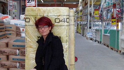 Popp Sylvie: Ejaculação na loja de ferragens