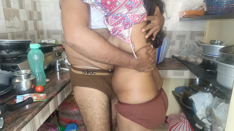 Wonder: Suri rumah berkongkek di dapur