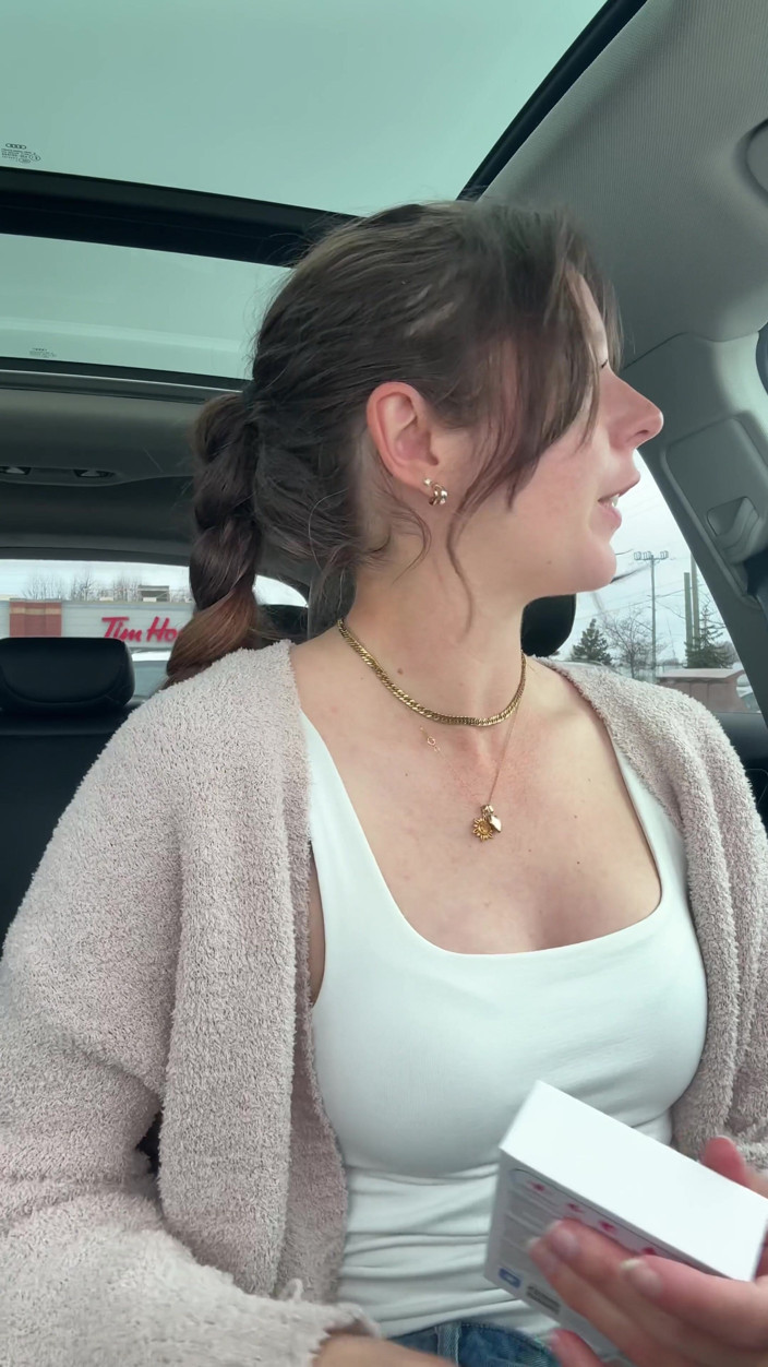 Nadia Foxx: Gozando em um Tim Hortons Drive Thru!