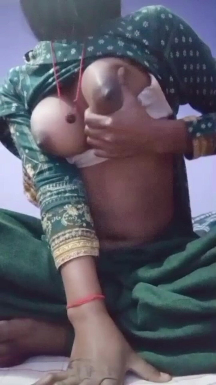 Anuttar: बड़ी बैंगन और टमाटर देसी लड़की के साथ चूत की चुदाई