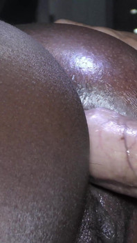 Anal close up dengan batang besar membuahi pantat gelembung ebony