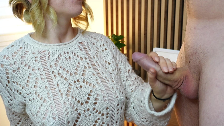 Kessieyoy: Handjob isteri dengan pancutan mani pada buah dada