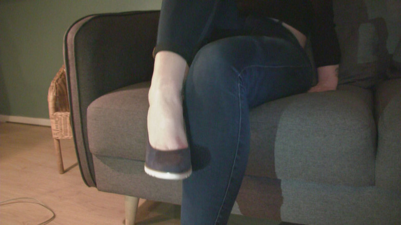 MisS Angel: Sitzen auf der couch, bluejeans