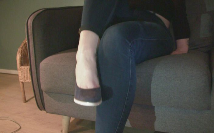 Pov legs: Сидячи на дивані, сині джинси