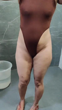 Brązowy body oglądaj moją ogoloną cipkę