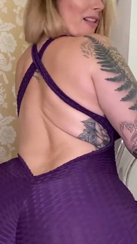 Paige chce, żebyś szarpał kutasa, podczas gdy ona twerkuje swoją wielką soczystą dupę