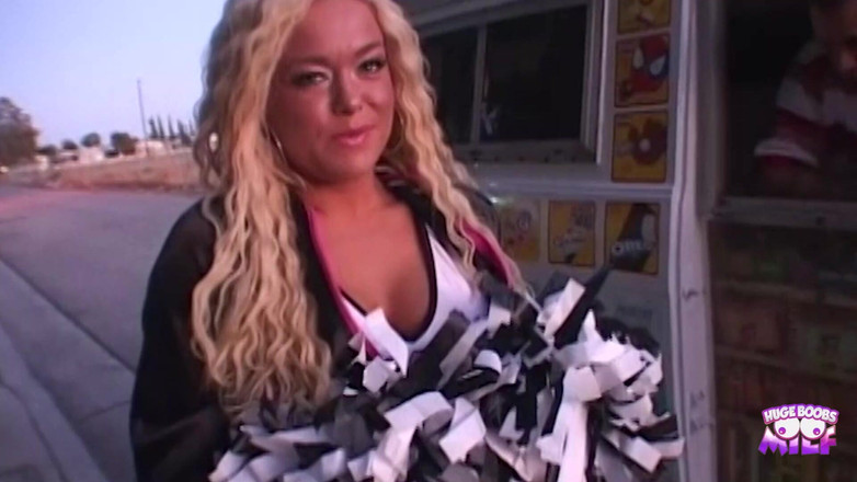 Huge Boobs MILF: Chearleaderka zerwała ze swoim chłopakiem, więc znajduje innego skurwiela, aby...