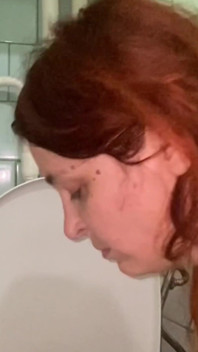 Toilette lecken, bürste von der toilette lutschen und spucke vom boden lecken