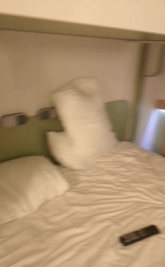 Amadeus: Zeig dir einfach mein Zimmer und dann gehe morgen nach...